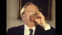 Lars Foss drickar hormoslyr, videoverk av Gerd Aurell